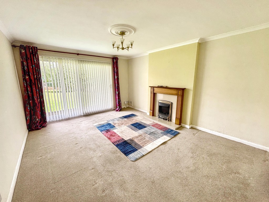 Lot: 120 - TWO-BEDROOM GROUND FLOOR FLAT WITH GARAGE CLOSE TO THE SEAFRONT - Living Room